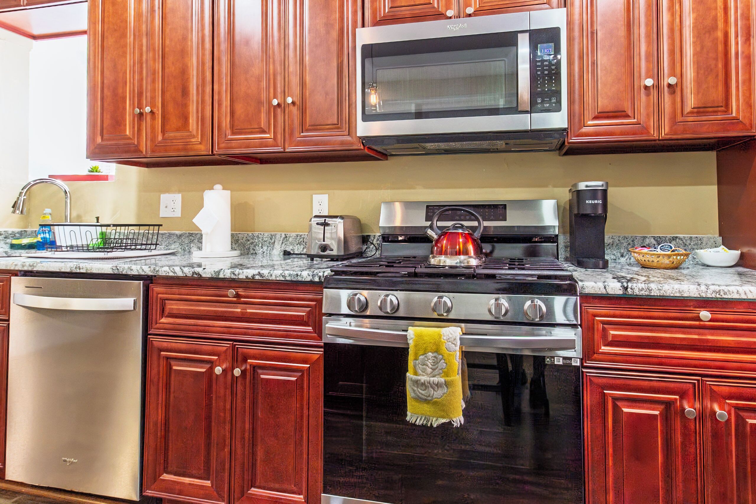 Frigorifero, microonde, forno, piano cottura