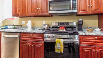 冰箱、微波炉、烤箱、炉灶