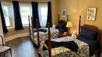 2 camere, una scrivania, ferro/asse da stiro, culla da viaggio