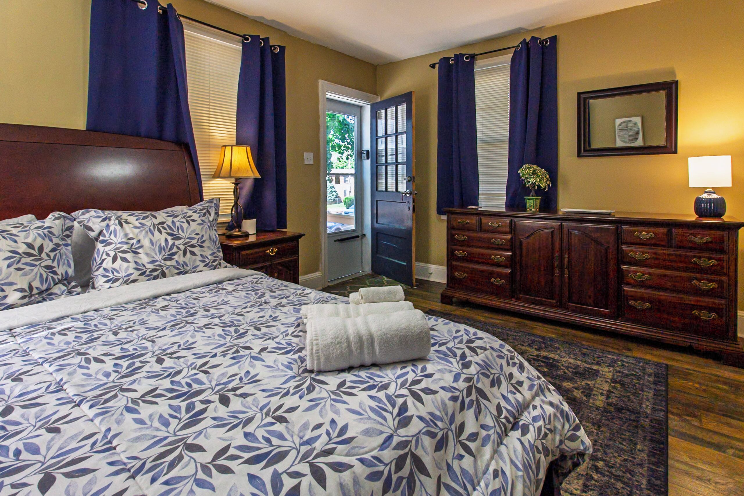 2 habitaciones, escritorio y tabla de planchar con plancha 