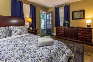 2 soverom, skrivebord, strykejern/-brett og reiseseng for barn