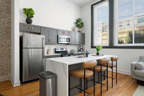Refrigerador, microondas, horno, placa de cocina