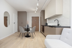 Coffee/tea maker, electric kettle, dining tables - Piękne Studio Woronicza by Renters (Warsaw)