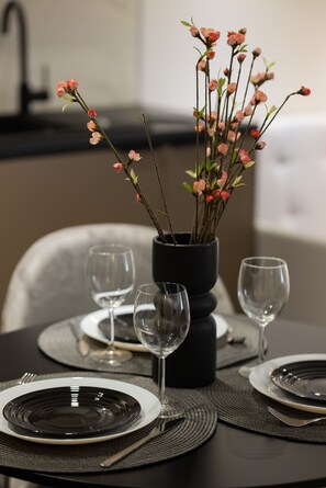 Coffee/tea maker, electric kettle, dining tables - Piękne Studio Woronicza by Renters (Warsaw)
