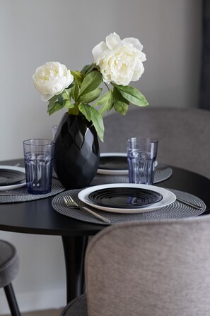 Coffee/tea maker, electric kettle, dining tables - Wyjątkowe Studio Warszawa by Renters (Warsaw)