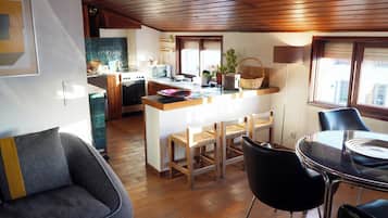 Loft Deluxe, vistas a la ciudad | Zona de estar | Libros
