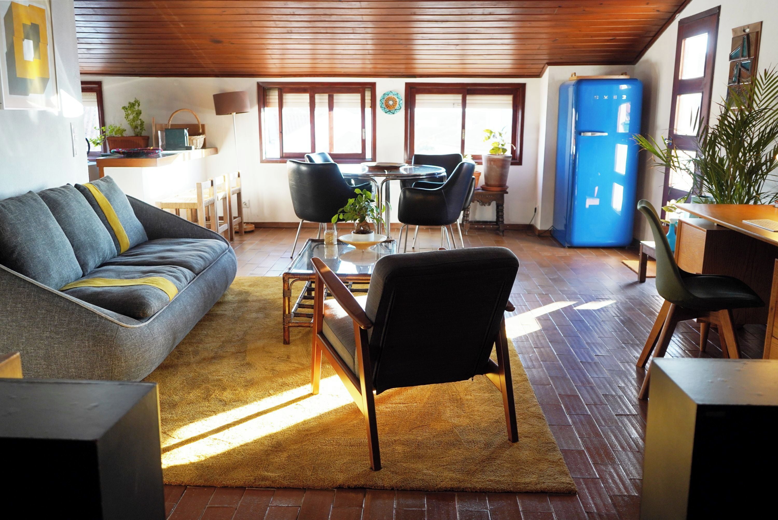 Deluxe Loft, City View | Living area | Books