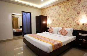 デラックス ダブルルーム | 低刺激性寝具、デスク、遮光カーテン、アイロン / アイロン台