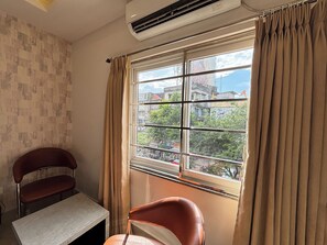 Camera Premium | Biancheria da letto ipoallergenica, una scrivania, tende oscuranti