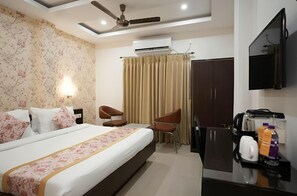 デラックス ダブルルーム | 低刺激性寝具、デスク、遮光カーテン、アイロン / アイロン台