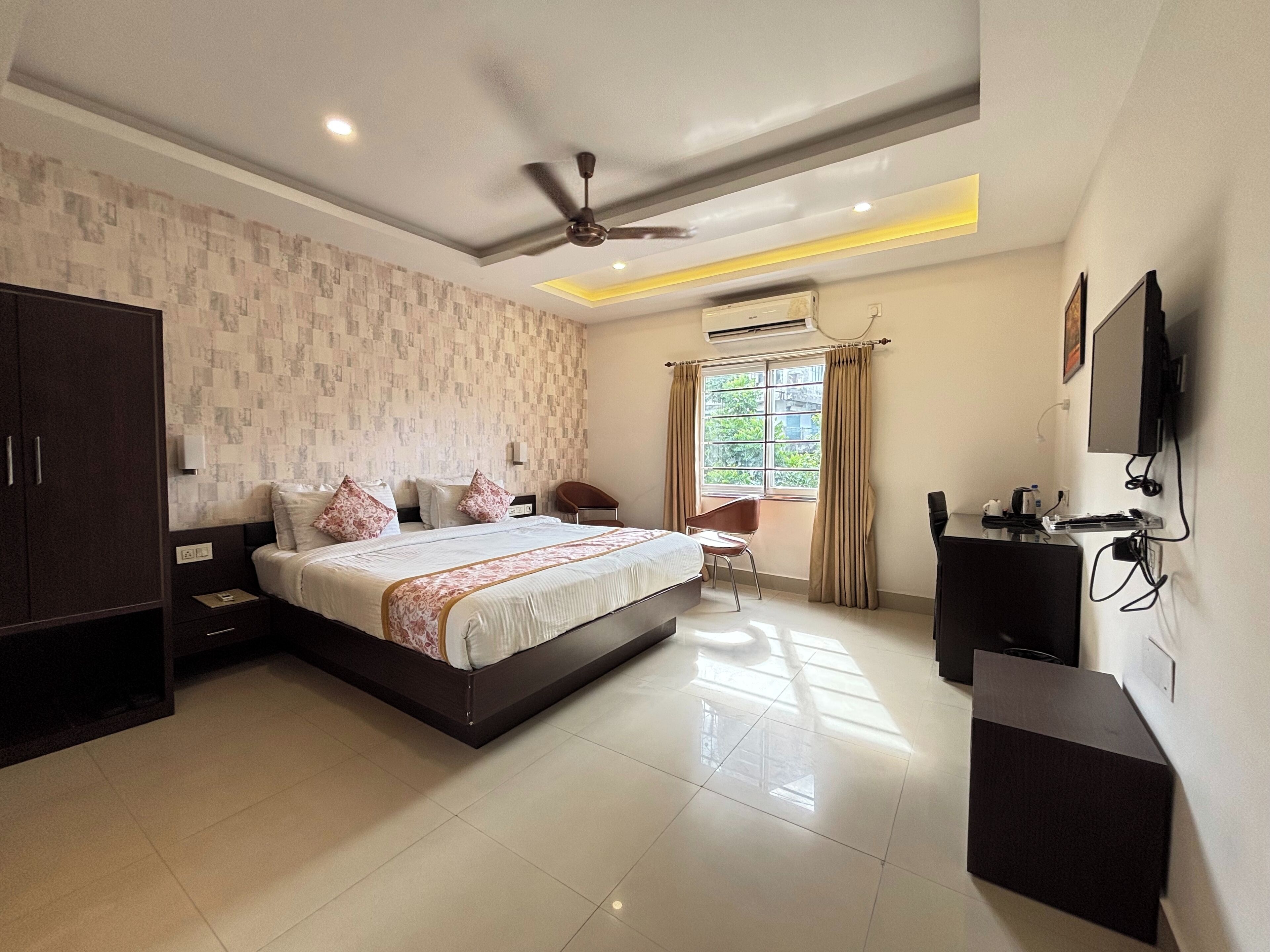 Premium Executive Room | Hypo-allergenic bedding, desk, blackout drapes, iron/ironing board