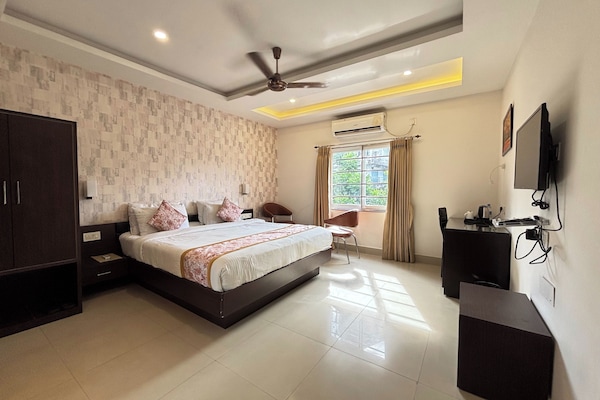 Premium Executive Room | Hypo-allergenic bedding, desk, blackout drapes, iron/ironing board