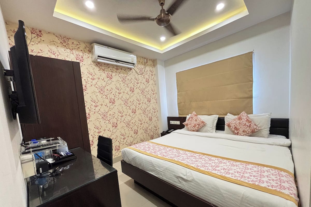 Premium dubbelrum | Allergitestade sängkläder, skrivbord och mörkläggningsgardiner