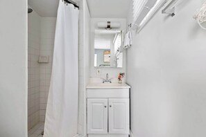 Dusche, Haartrockner, Handtücher
