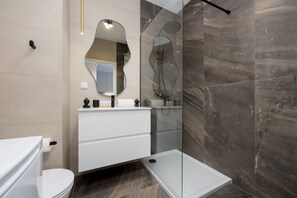 Shower, towels - Nowoczesne Studio Woronicza by Renters (Warsaw)