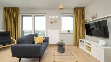 Studio, hiên | Bàn, khu vực làm việc phù hợp cho laptop, bộ trải giường