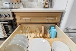 Frigorifero, microonde, forno, piano cottura