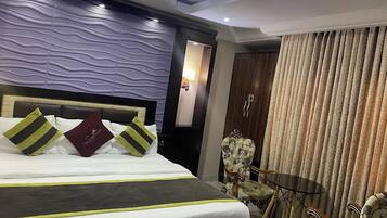 Escritorio, espacio para trabajar con laptop y wifi gratis