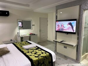 Habitación económica, balcón, vista a la ciudad | Escritorio, espacio para trabajar con laptop y wifi gratis 