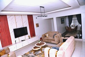 Economy Room, Balcony, City View | Living area