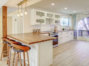 House, Accessible - Royale Living in the Heart of Phoenix (Glendale)
