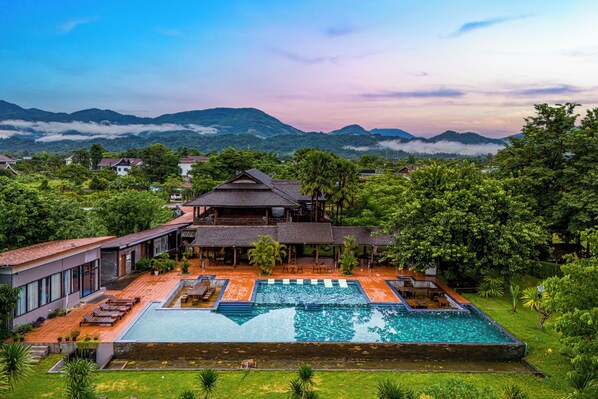 Outdoor pool - Lisha Grand Hotel C Vangvieng (Vang Vieng)