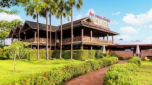 Un edificio tradicional de madera con un letrero que dice "Heuray Restaurant".