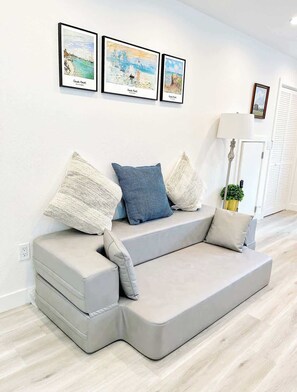 TV, offices - Spacious CRTL San Jose 1B w/crib free street prkg (San Jose)