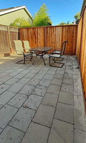 Outdoor dining - Spacious CRTL San Jose 1B w/crib free street prkg (San Jose)