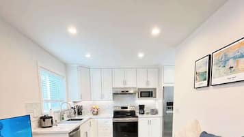 Geladeira, micro-ondas, fogão, lava-louças