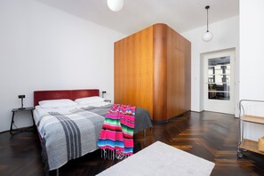 Apartamento, 1 habitación, balcón | 1 dormitorio, escritorio, espacio para trabajar con un portátil