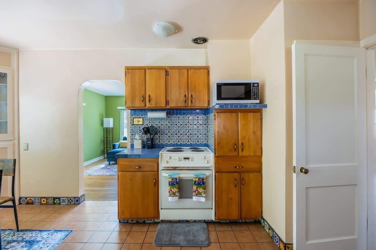 ثلاجة، ميكروويف، فرن، موقد طهي مسطح