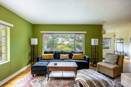 Cozy 2BR Home Near UNR with Large Deck & Parking