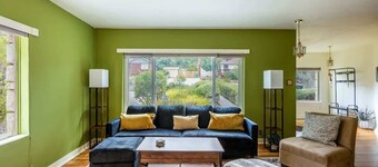 Cozy 2BR Home Near UNR with Large Deck & Parking