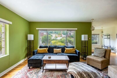 Cozy 2BR Home Near UNR with Large Deck & Parking