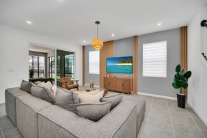 Televisión, videojuegos, reproductor de DVD, futbolito