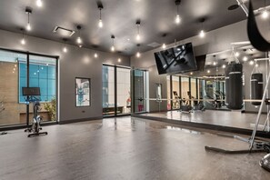 Fitness facility - Prime 4BR Penthouse w/ Skyline Views for Families (Chicago)