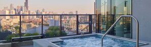 Outdoor spa tub - Lincoln Park Getaway: Skyline Views & Luxury (Chicago)