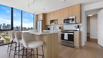 Geladeira, micro-ondas, fogão, cooktop