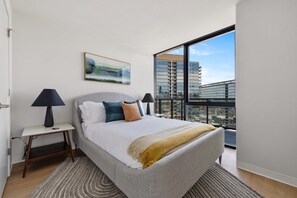 2 bedrooms, desk, iron/ironing board, travel crib - Lincoln Park Getaway: Skyline Views & Luxury (Chicago)