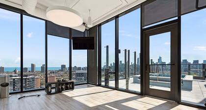 Lincoln Park Haven: Balcony, Walk to Whole Foods