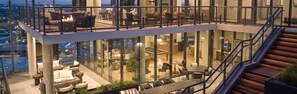 Outdoor dining - Prime Lincoln Park Views + Modern Amenities Await (Chicago)