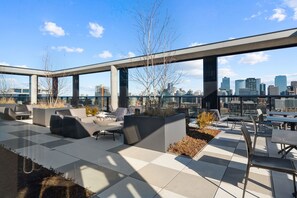 Outdoor dining - Top-Floor Oasis: 2BR in Heart of Fulton Market (Chicago)