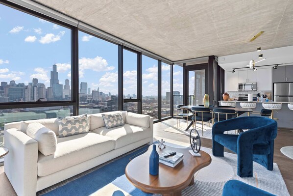 Una sala de estar moderna con vistas a la ciudad, un comedor y una cocina.