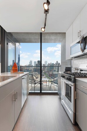 Refrigerador, microondas, horno y parrilla de estufa 