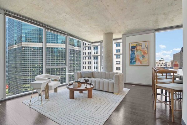 TV, fireplace, stereo - Stylish 2BR with Skyline Views Near Riverwalk (Chicago)