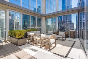 Outdoor dining - Stylish 2BR with Skyline Views Near Riverwalk (Chicago)