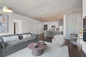 TV, offices - Modern 2BR in The Loop + Panoramic City Views (Chicago)
