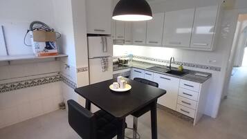 Réfrigérateur, four, plaque de cuisson, cafetiÚre/bouilloire