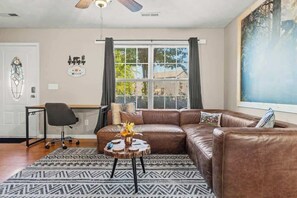 TV - Peaceful Stay Awaits, Sleeps 6・Hot tub・Arcade (Sevierville)